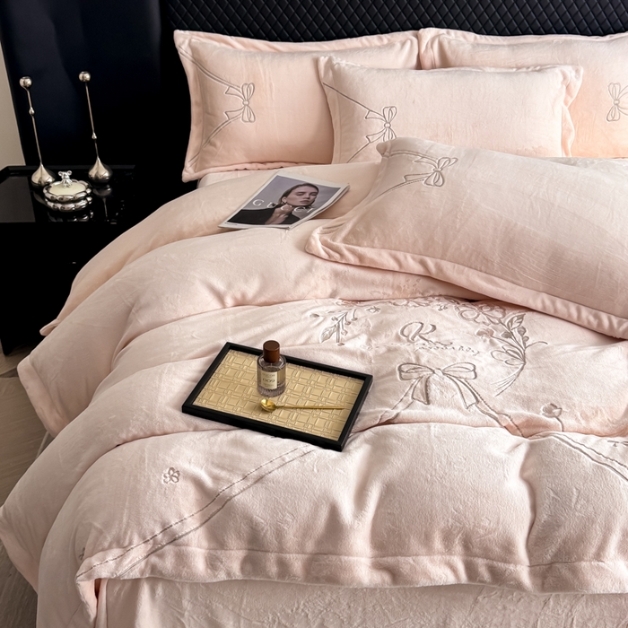 91家纺网 家纺一手货源 找家纺 保罗圣迪奥 2025新款230克全消光牛奶绒四件套-沐夏 沐夏-浅粉