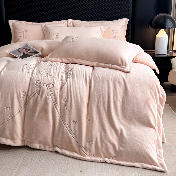 91家纺网 家纺一手货源 找家纺 保罗圣迪奥 2025新款230克全消光牛奶绒四件套-沐夏 沐夏-浅粉