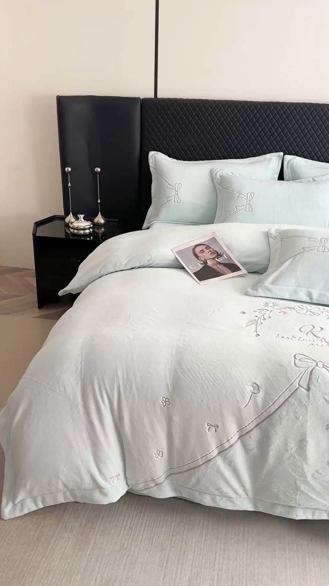 91家纺网 家纺一手货源 找家纺 保罗圣迪奥 2025新款230克全消光牛奶绒四件套-沐夏 沐夏-蓝色