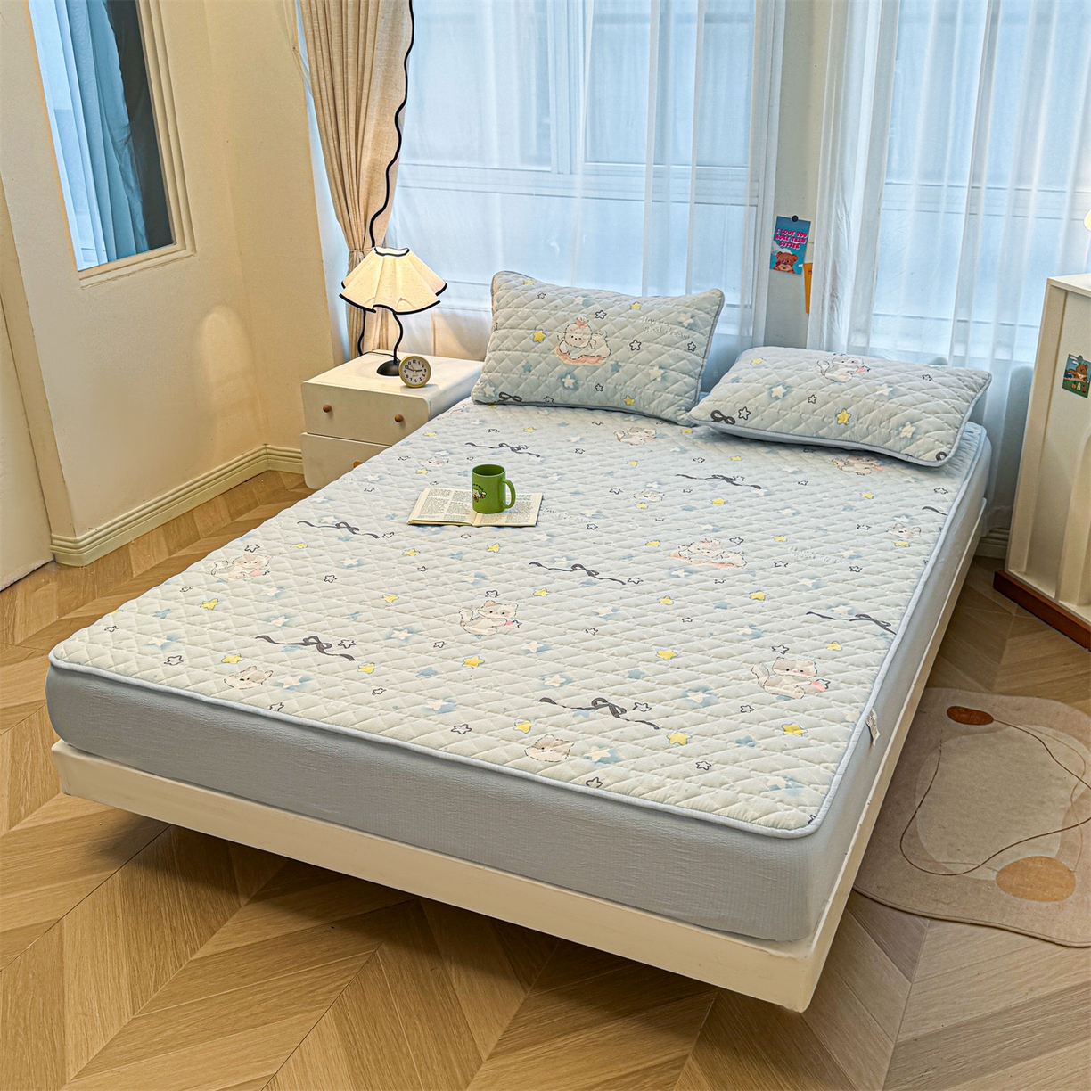 91家纺网 家纺一手货源 找家纺 雯豆家纺 2025新款复古风皱皱棉印花夹棉床笠三件套加厚床垫保护套 蝴蝶结小猫