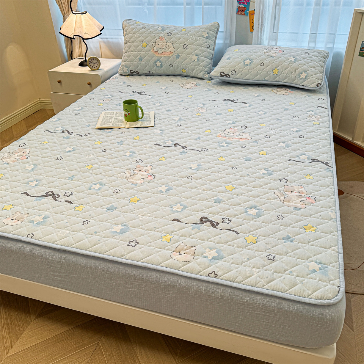 91家纺网 家纺一手货源 找家纺 雯豆家纺 2025新款复古风皱皱棉印花夹棉床笠三件套加厚床垫保护套 蝴蝶结小猫