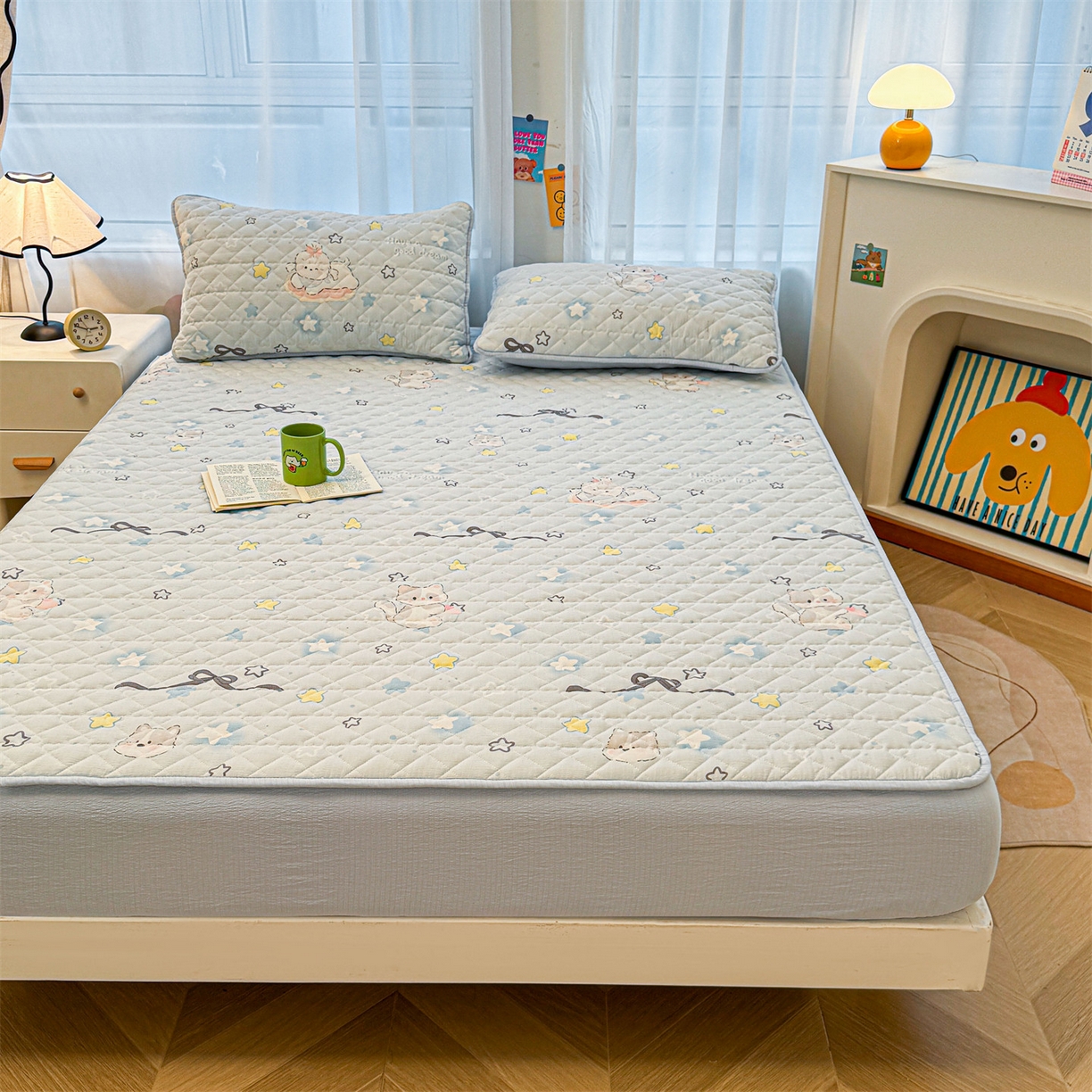 91家纺网 家纺一手货源 找家纺 雯豆家纺 2025新款复古风皱皱棉印花夹棉床笠三件套加厚床垫保护套 蝴蝶结小猫