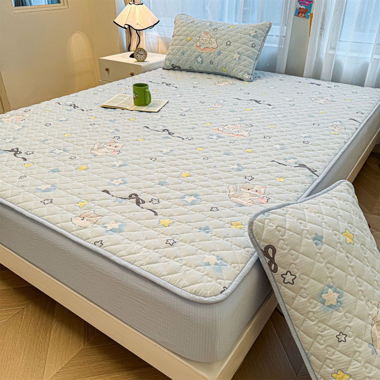 91家纺网 家纺一手货源 找家纺 雯豆家纺 2025新款复古风皱皱棉印花夹棉床笠三件套加厚床垫保护套 蝴蝶结小猫