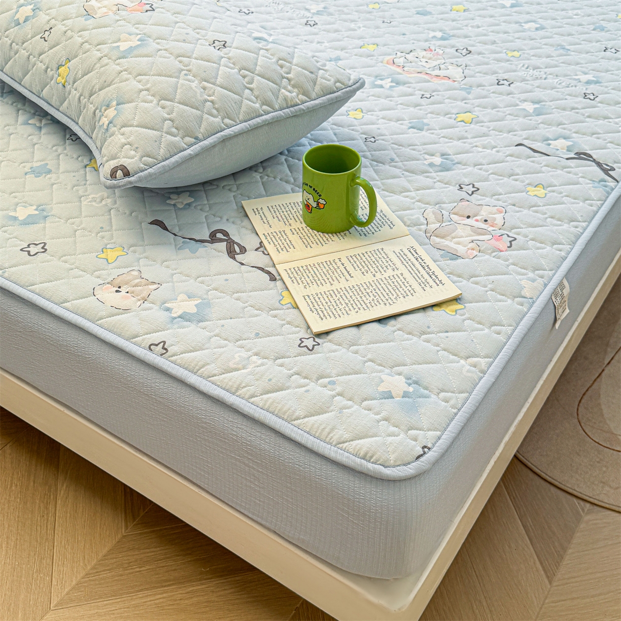 91家纺网 家纺一手货源 找家纺 雯豆家纺 2025新款复古风皱皱棉印花夹棉床笠三件套加厚床垫保护套 蝴蝶结小猫