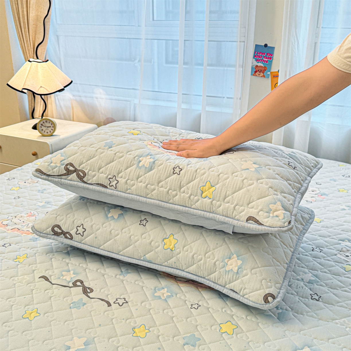 91家纺网 家纺一手货源 找家纺 雯豆家纺 2025新款复古风皱皱棉印花夹棉床笠三件套加厚床垫保护套 蝴蝶结小猫