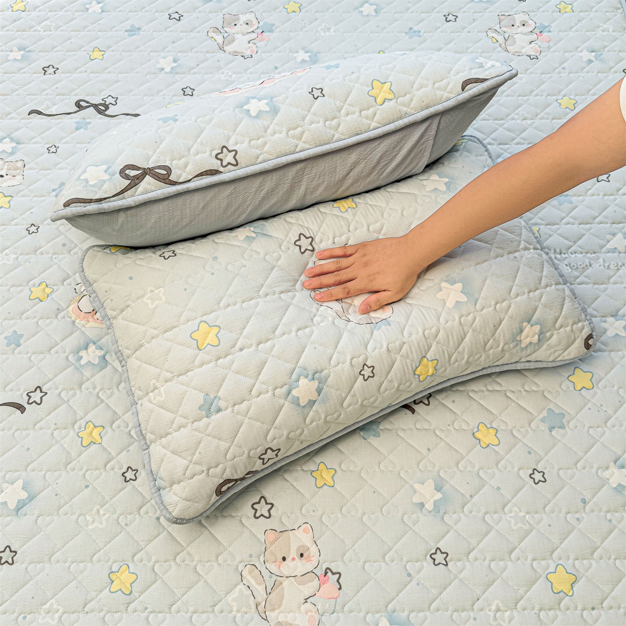 91家纺网 家纺一手货源 找家纺 雯豆家纺 2025新款复古风皱皱棉印花夹棉床笠三件套加厚床垫保护套 蝴蝶结小猫