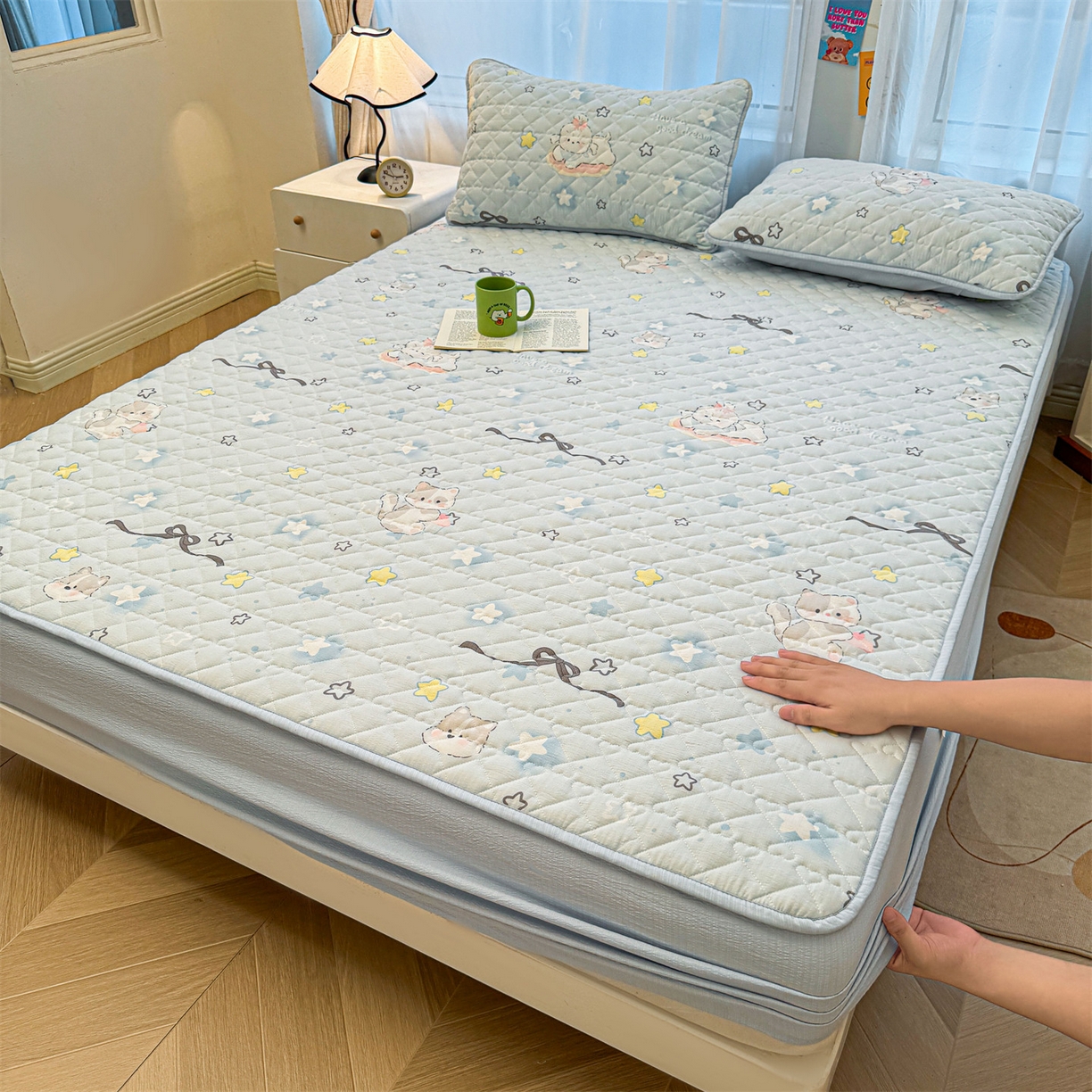 91家纺网 家纺一手货源 找家纺 雯豆家纺 2025新款复古风皱皱棉印花夹棉床笠三件套加厚床垫保护套 蝴蝶结小猫