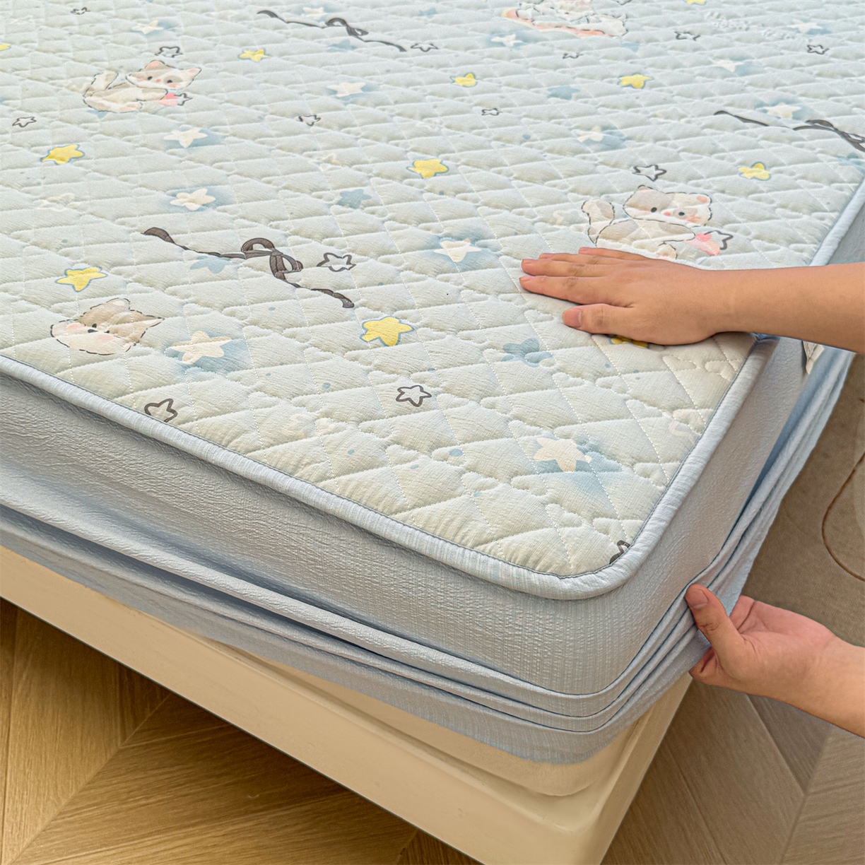 91家纺网 家纺一手货源 找家纺 雯豆家纺 2025新款复古风皱皱棉印花夹棉床笠三件套加厚床垫保护套 蝴蝶结小猫