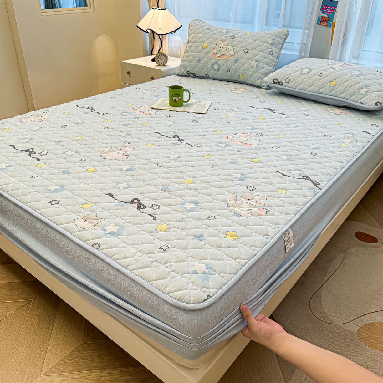 91家纺网 家纺一手货源 找家纺 雯豆家纺 2025新款复古风皱皱棉印花夹棉床笠三件套加厚床垫保护套 蝴蝶结小猫