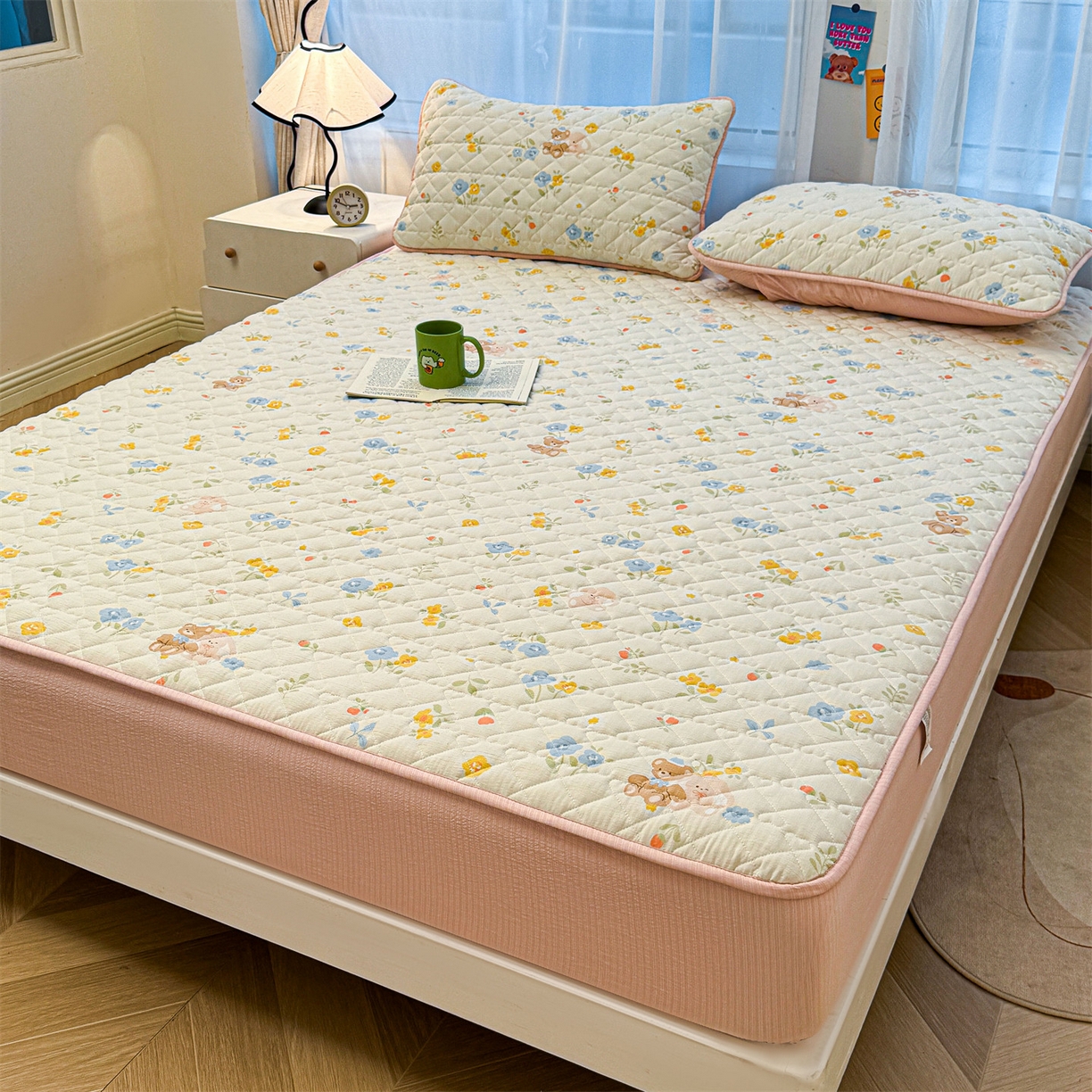 91家纺网 家纺一手货源 找家纺 雯豆家纺 2025新款复古风皱皱棉印花夹棉床笠三件套加厚床垫保护套 花小愈