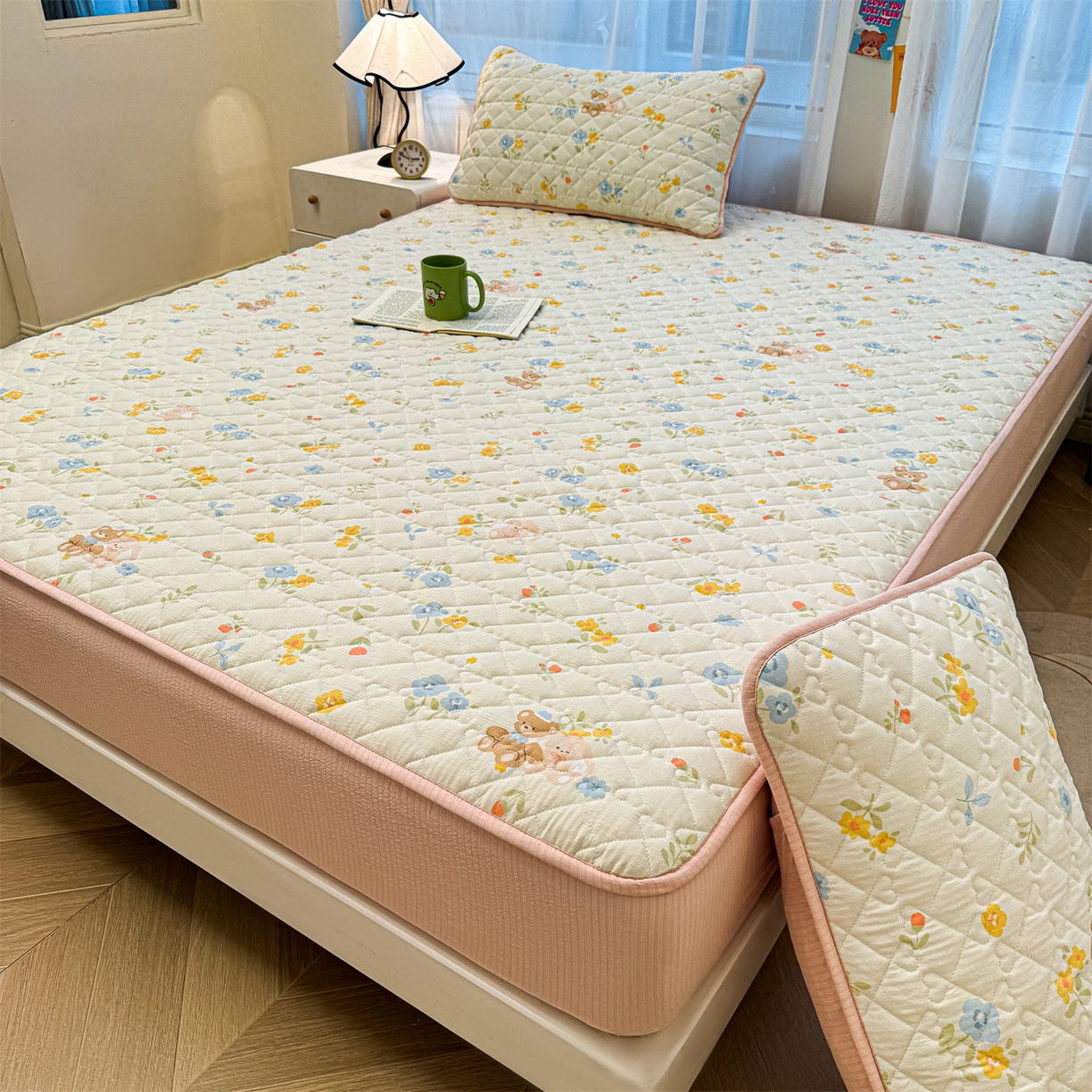 91家纺网 家纺一手货源 找家纺 雯豆家纺 2025新款复古风皱皱棉印花夹棉床笠三件套加厚床垫保护套 花小愈