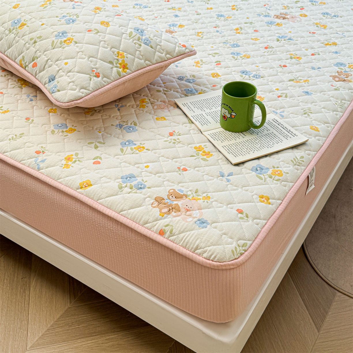 91家纺网 家纺一手货源 找家纺 雯豆家纺 2025新款复古风皱皱棉印花夹棉床笠三件套加厚床垫保护套 花小愈