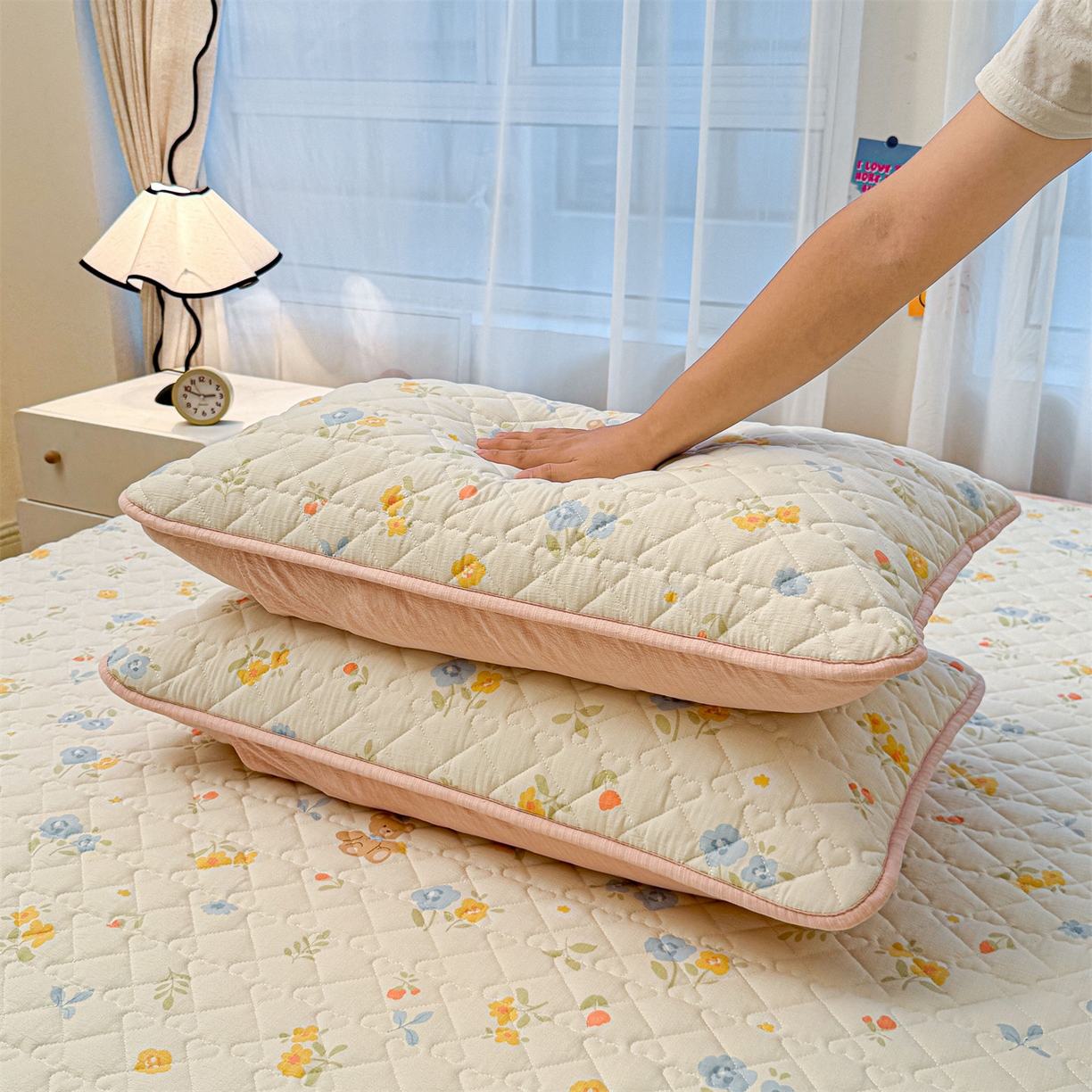 91家纺网 家纺一手货源 找家纺 雯豆家纺 2025新款复古风皱皱棉印花夹棉床笠三件套加厚床垫保护套 花小愈