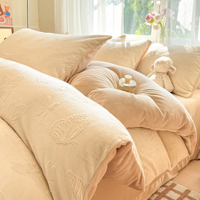 91家纺网 家纺一手货源 找家纺 （总）绘萱家居 2025新款高克重雕花雕印纯色牛奶绒四件套双拼法莱绒珊瑚绒