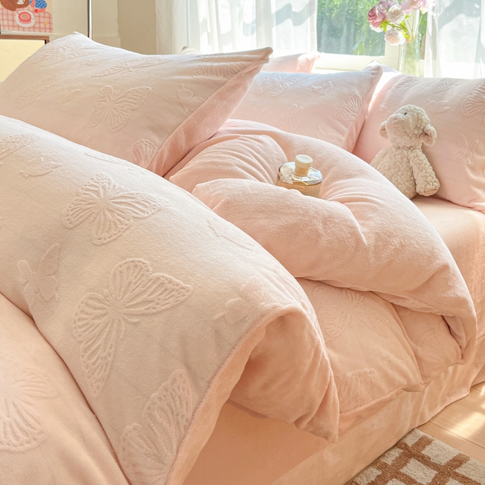 91家纺网 家纺一手货源 找家纺 （总）绘萱家居 2025新款高克重雕花雕印纯色牛奶绒四件套双拼法莱绒珊瑚绒