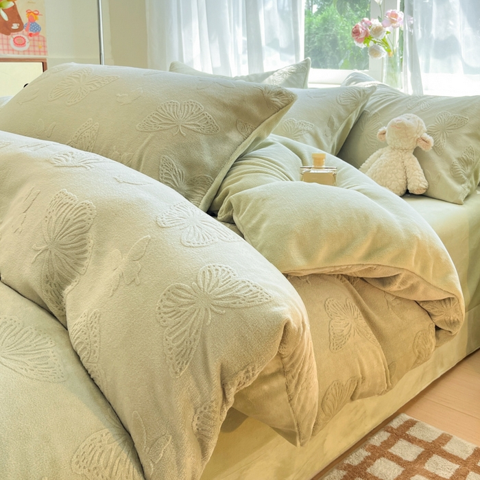 91家纺网 家纺一手货源 找家纺 （总）绘萱家居 2025新款高克重雕花雕印纯色牛奶绒四件套双拼法莱绒珊瑚绒