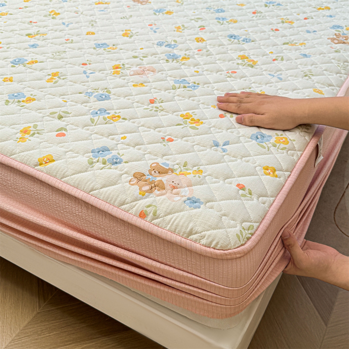 91家纺网 家纺一手货源 找家纺 雯豆家纺 2025新款复古风皱皱棉印花夹棉床笠三件套加厚床垫保护套 花小愈