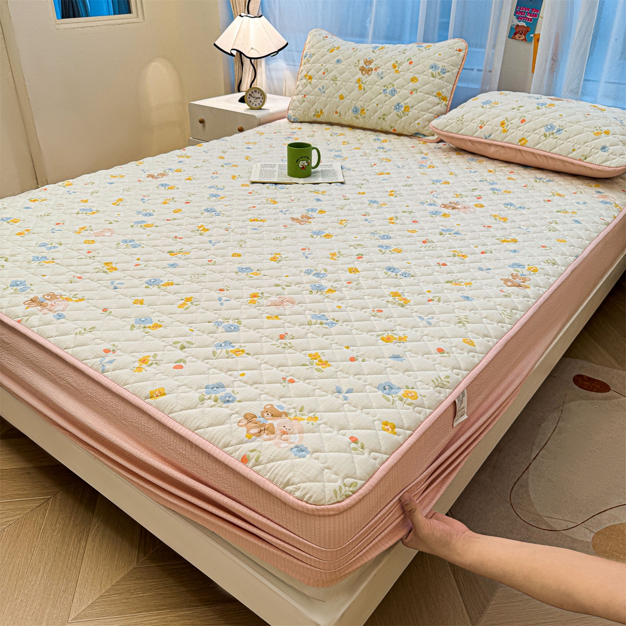 91家纺网 家纺一手货源 找家纺 雯豆家纺 2025新款复古风皱皱棉印花夹棉床笠三件套加厚床垫保护套 花小愈