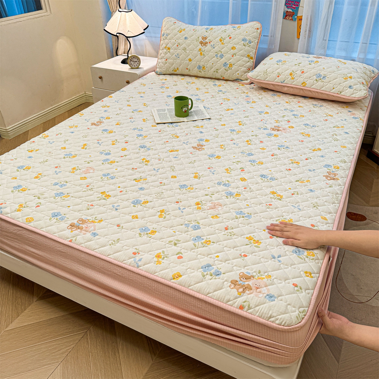 91家纺网 家纺一手货源 找家纺 雯豆家纺 2025新款复古风皱皱棉印花夹棉床笠三件套加厚床垫保护套 花小愈