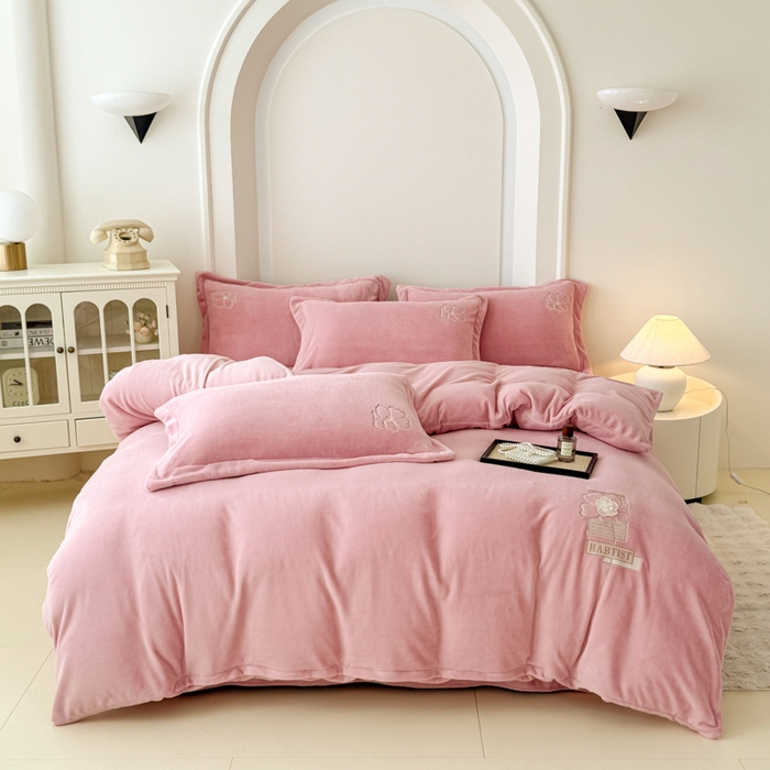 91家纺网 家纺一手货源 找家纺 保罗圣迪奥 2025新款230克全消光牛奶绒四件套-如梦花期 如梦花期-粉色
