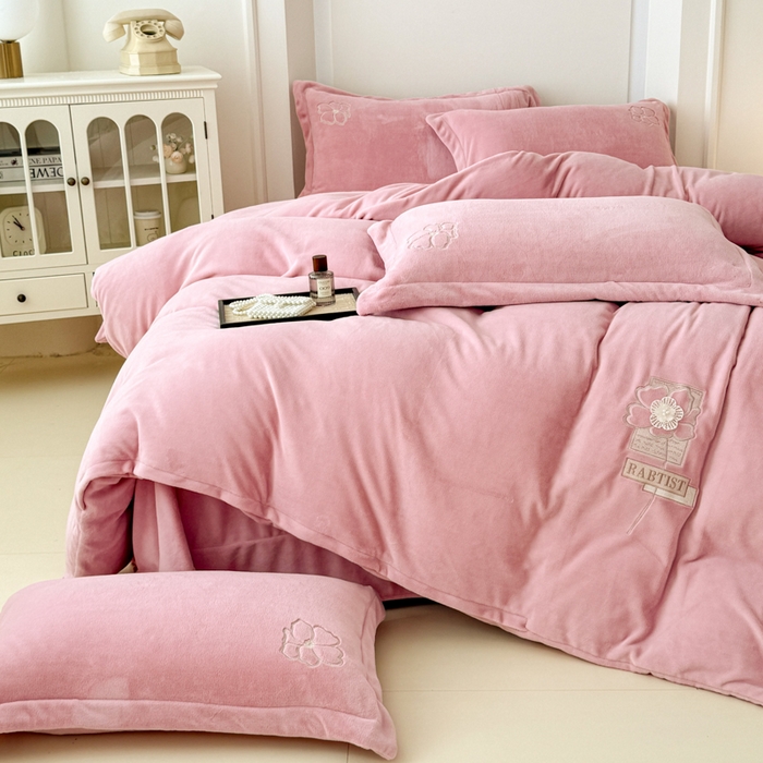 91家纺网 家纺一手货源 找家纺 保罗圣迪奥 2025新款230克全消光牛奶绒四件套-如梦花期 如梦花期-粉色