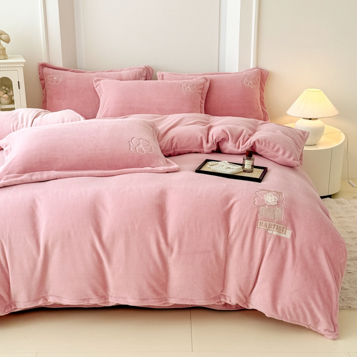 91家纺网 家纺一手货源 找家纺 保罗圣迪奥 2025新款230克全消光牛奶绒四件套-如梦花期 如梦花期-粉色