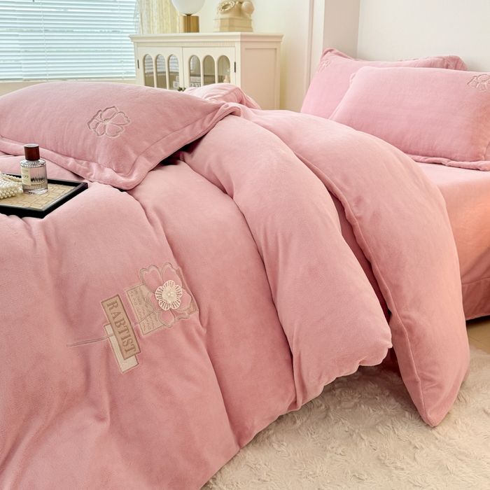 91家纺网 家纺一手货源 找家纺 保罗圣迪奥 2025新款230克全消光牛奶绒四件套-如梦花期 如梦花期-粉色
