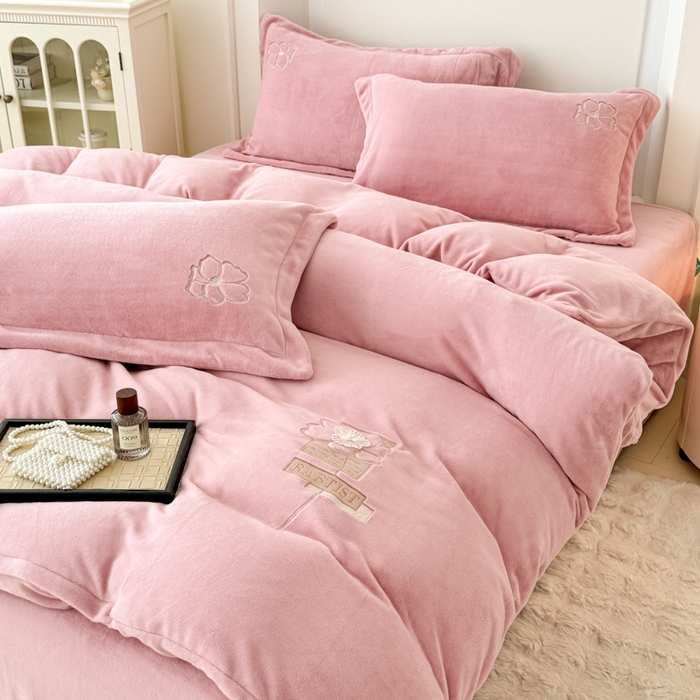 91家纺网 家纺一手货源 找家纺 保罗圣迪奥 2025新款230克全消光牛奶绒四件套-如梦花期 如梦花期-粉色
