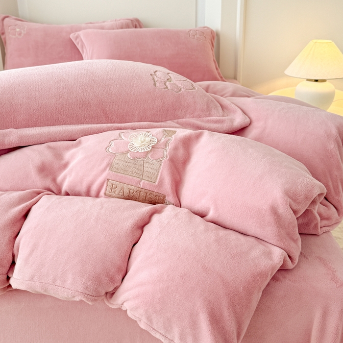 91家纺网 家纺一手货源 找家纺 保罗圣迪奥 2025新款230克全消光牛奶绒四件套-如梦花期 如梦花期-粉色