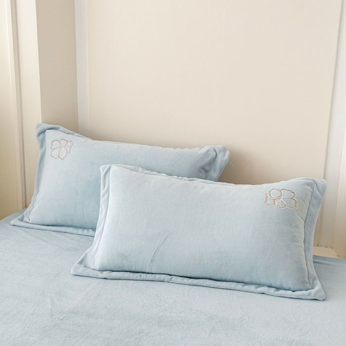 91家纺网 家纺一手货源 找家纺 保罗圣迪奥 2025新款230克全消光牛奶绒四件套-如梦花期 如梦花期-浅蓝色