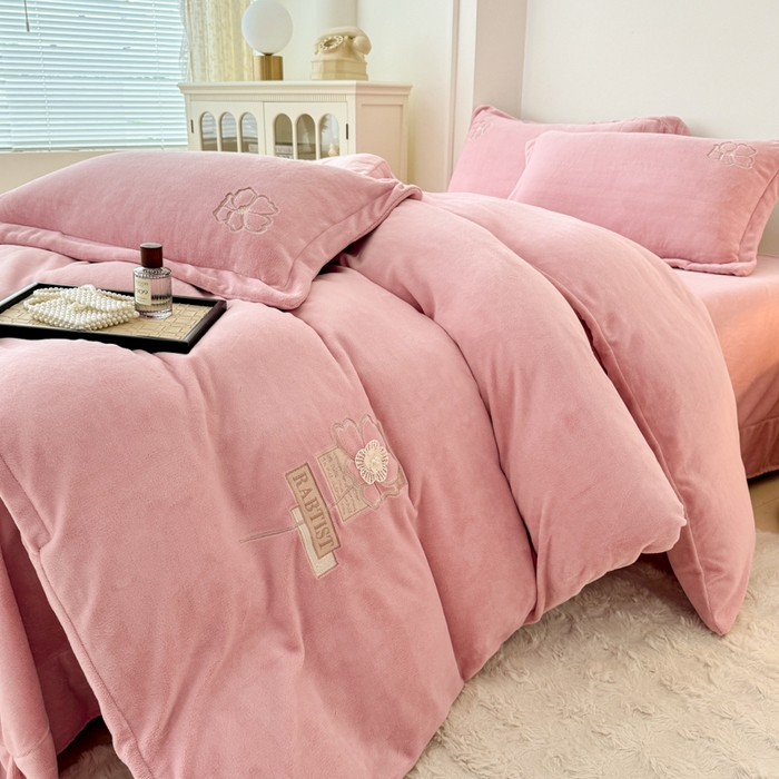 91家纺网 家纺一手货源 找家纺 保罗圣迪奥 2025新款230克全消光牛奶绒四件套-如梦花期 如梦花期-粉色
