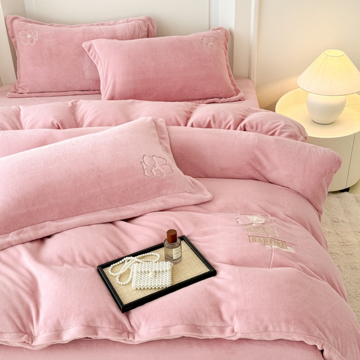 91家纺网 家纺一手货源 找家纺 保罗圣迪奥 2025新款230克全消光牛奶绒四件套-如梦花期 如梦花期-粉色