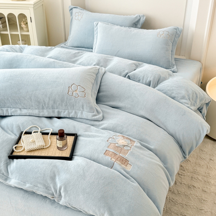 91家纺网 家纺一手货源 找家纺 保罗圣迪奥 2025新款230克全消光牛奶绒四件套-如梦花期 如梦花期-浅蓝色