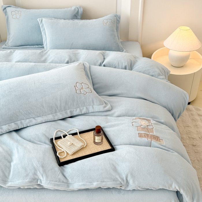 91家纺网 家纺一手货源 找家纺 保罗圣迪奥 2025新款230克全消光牛奶绒四件套-如梦花期 如梦花期-浅蓝色