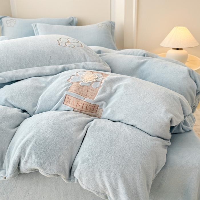 91家纺网 家纺一手货源 找家纺 保罗圣迪奥 2025新款230克全消光牛奶绒四件套-如梦花期 如梦花期-浅蓝色