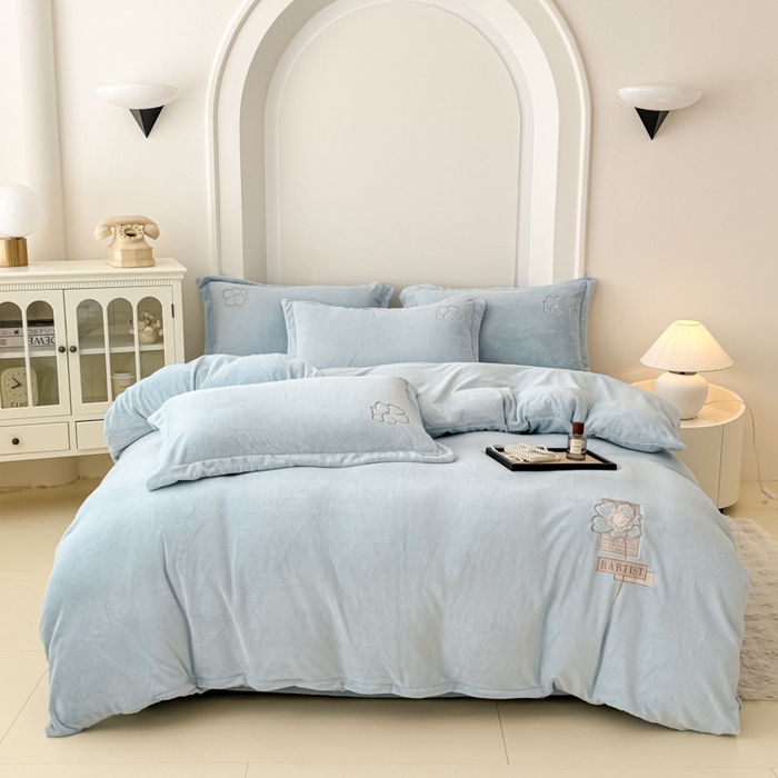 91家纺网 家纺一手货源 找家纺 保罗圣迪奥 2025新款230克全消光牛奶绒四件套-如梦花期 如梦花期-浅蓝色