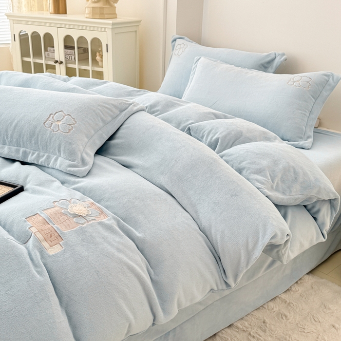 91家纺网 家纺一手货源 找家纺 保罗圣迪奥 2025新款230克全消光牛奶绒四件套-如梦花期 如梦花期-浅蓝色