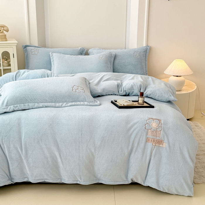 91家纺网 家纺一手货源 找家纺 保罗圣迪奥 2025新款230克全消光牛奶绒四件套-如梦花期 如梦花期-浅蓝色