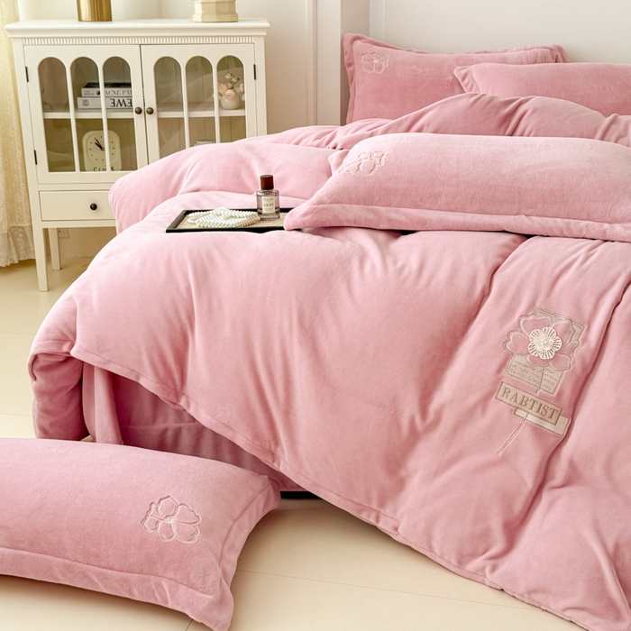 91家纺网 家纺一手货源 找家纺 保罗圣迪奥 2025新款230克全消光牛奶绒四件套-如梦花期 如梦花期-粉色