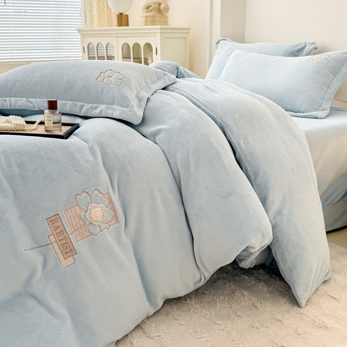 91家纺网 家纺一手货源 找家纺 保罗圣迪奥 2025新款230克全消光牛奶绒四件套-如梦花期 如梦花期-浅蓝色