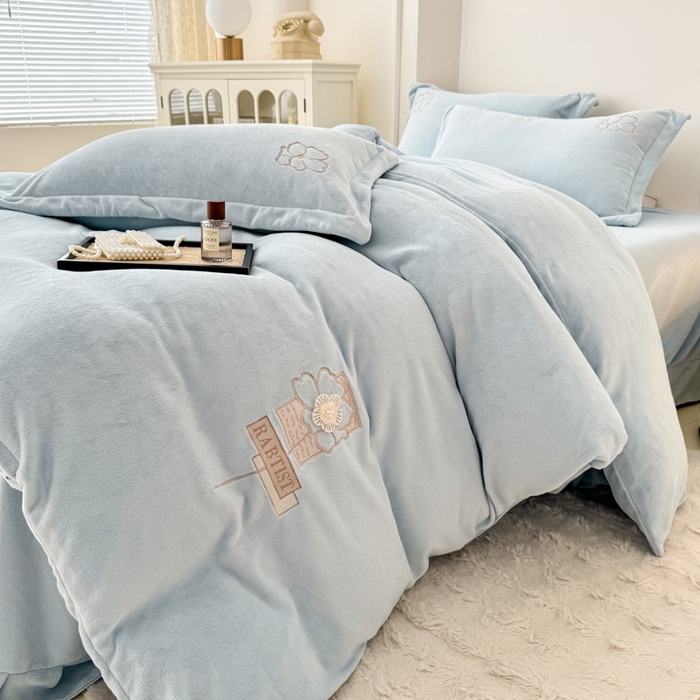 91家纺网 家纺一手货源 找家纺 保罗圣迪奥 2025新款230克全消光牛奶绒四件套-如梦花期 如梦花期-浅蓝色