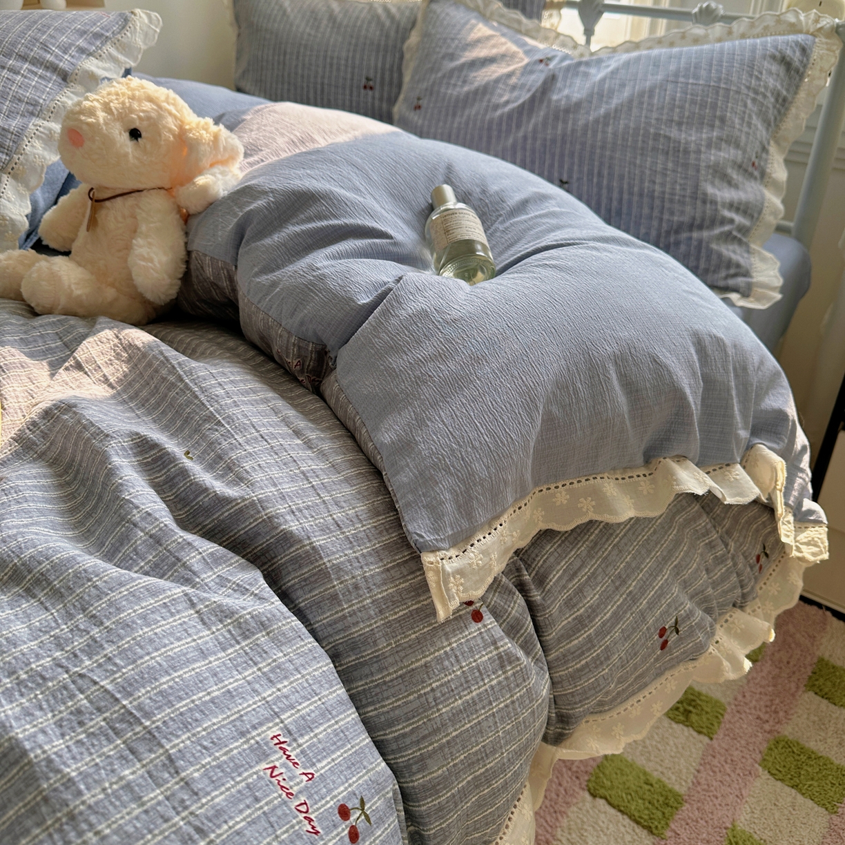 91家纺网 家纺一手货源 找家纺 柔享家（原芷澜家纺） 2025秋冬新款云感皱皱双层纱全棉镂空花边四件套 素瑾