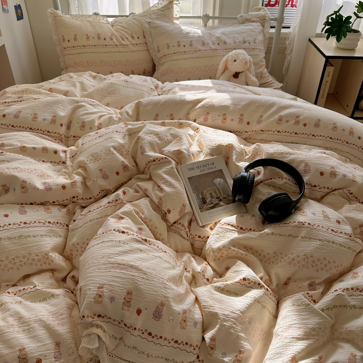 91家纺网 家纺一手货源 找家纺 柔享家（原芷澜家纺） 2025秋冬新款云感皱皱双层纱全棉镂空花边四件套 草莓小兔