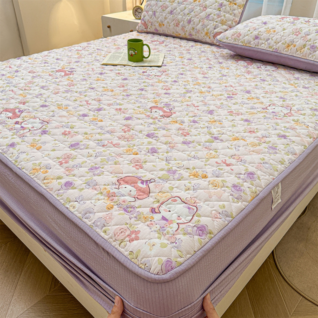 91家纺网 家纺一手货源 找家纺 雯豆家纺 2025新款复古风皱皱棉印花夹棉床笠三件套加厚床垫保护套 可爱TK