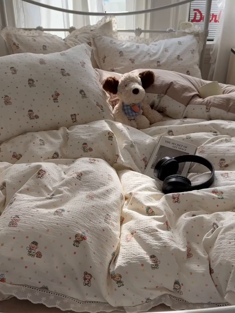91家纺网 家纺一手货源 找家纺 柔享家（原芷澜家纺） 2025秋冬新款云感皱皱双层纱全棉镂空花边四件套 甜梦狗狗