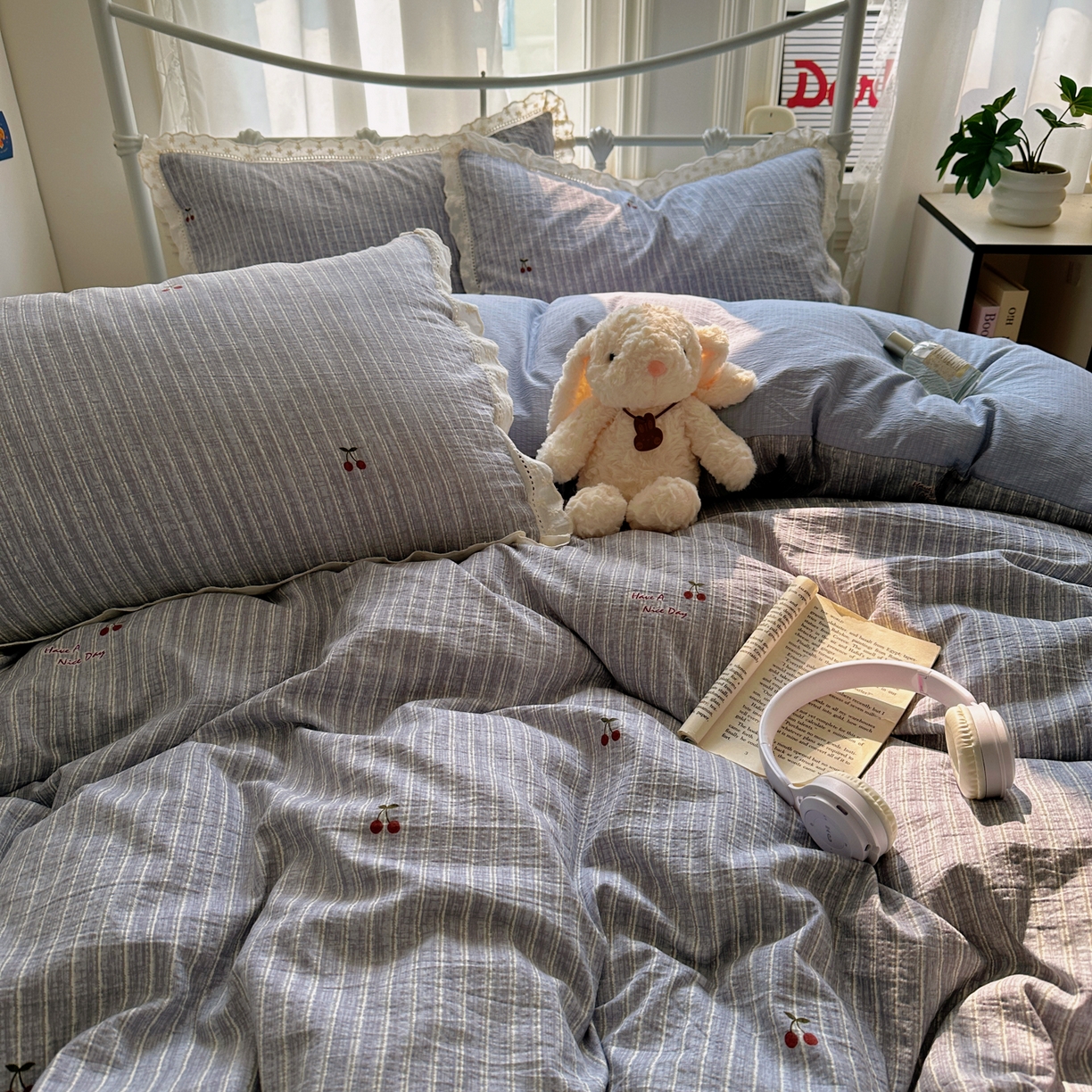 91家纺网 家纺一手货源 找家纺 柔享家（原芷澜家纺） 2025秋冬新款云感皱皱双层纱全棉镂空花边四件套 素瑾