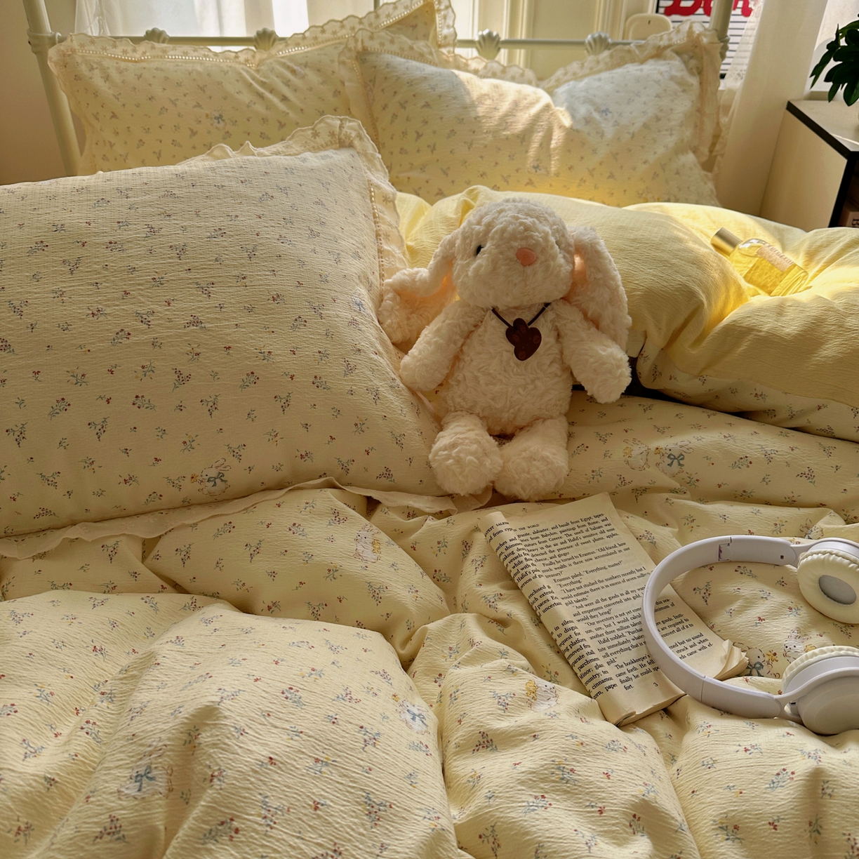 91家纺网 家纺一手货源 找家纺 柔享家（原芷澜家纺） 2025秋冬新款云感皱皱双层纱全棉镂空花边四件套 春日兔语