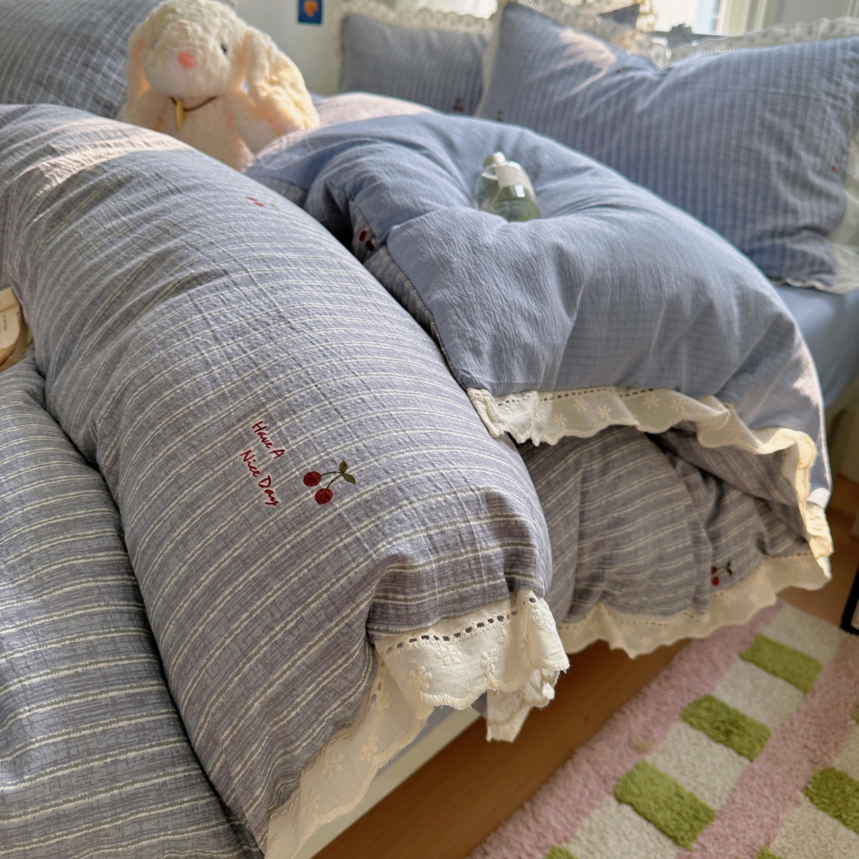 91家纺网 家纺一手货源 找家纺 柔享家（原芷澜家纺） 2025秋冬新款云感皱皱双层纱全棉镂空花边四件套 素瑾