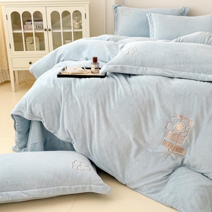 91家纺网 家纺一手货源 找家纺 保罗圣迪奥 2025新款230克全消光牛奶绒四件套-如梦花期 如梦花期-浅蓝色