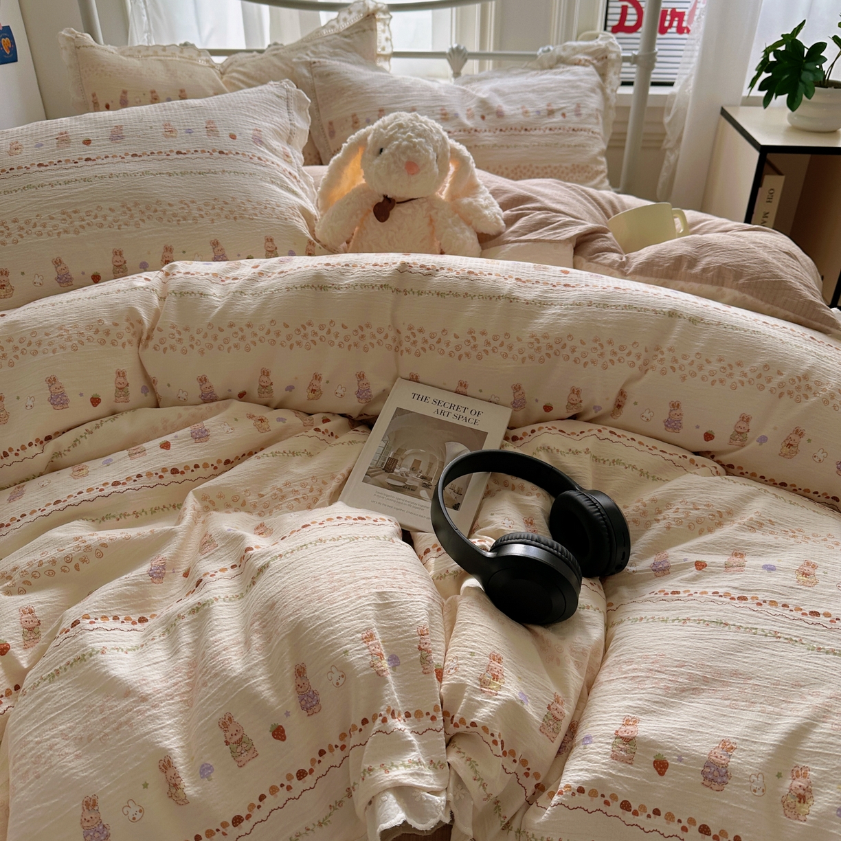 91家纺网 家纺一手货源 找家纺 柔享家（原芷澜家纺） 2025秋冬新款云感皱皱双层纱全棉镂空花边四件套 草莓小兔